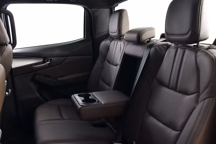 Trang bị vô lăng 3 chấu thiết kế mạnh mẽ hơn các vô lăng của các mẫu crossover “CX”. Ngay chính giữa bảng táp-lô là màn hình cảm ứng cỡ lớn tích hợp kết nối Apple Car Play, các khe cửa gió điều hoà mang hơi hướng gợi nhớ đến nội thất Kia Sedona.