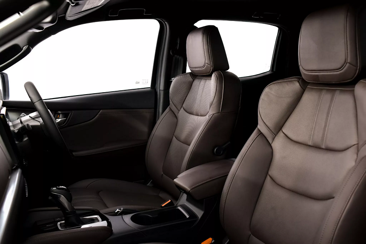 Hệ thống treo của Mazda BT-50 thế hệ mới cung cấp khả năng kiểm soát ổn định thân xe hơn, đồng thời mang đến độ thoải mái hơn. Phiên bản 2 cầu của Mazda BT-50 2021 sử dụng trục truyền động (cát đăng) làm bằng hợp kim nhôm nên nhẹ hơn. Điều này giúp tăng hiệu suất của hộp số và hệ truyền động.