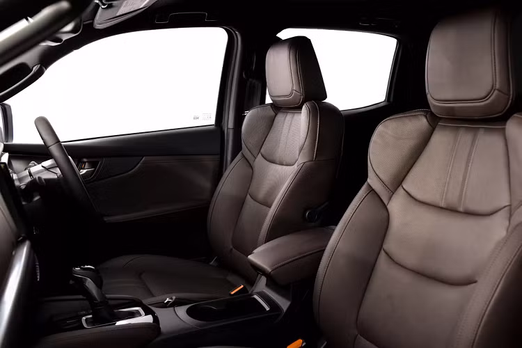 Hệ thống treo của Mazda BT-50 thế hệ mới cung cấp khả năng kiểm soát ổn định thân xe hơn, đồng thời mang đến độ thoải mái hơn. Phiên bản 2 cầu của Mazda BT-50 2021 sử dụng trục truyền động (cát đăng) làm bằng hợp kim nhôm nên nhẹ hơn. Điều này giúp tăng hiệu suất của hộp số và hệ truyền động.