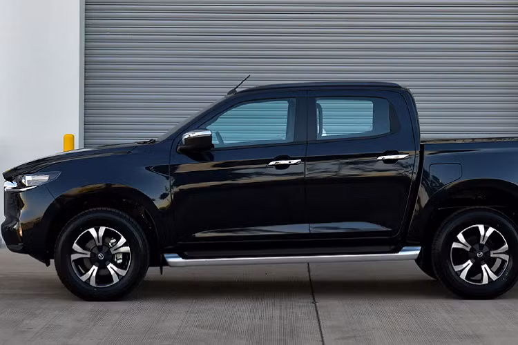 Ngoài ra, ghế trước được thiết kế để giảm mức độ nghiêm trọng của chấn thương cổ khi xảy ra va chạm phía sau. Và cũng có một cảm biến để cảnh báo thắt dây an toàn phía trước để nhắc nhở tài xế và hành khách thắt dây an toàn…