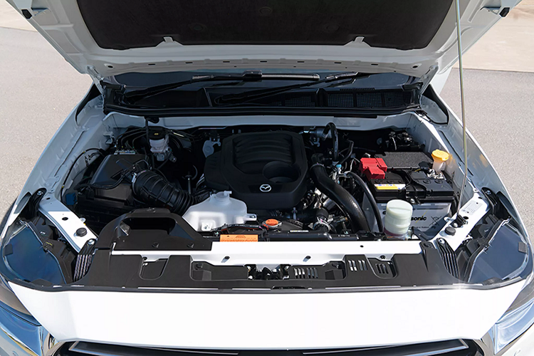 Những tay lái thử của trang Headlightmag đã thử nghiệm khả năng tăng tốc của Mazda BT-50 phiên bản máy dầu 3.0L trong điều kiện 3 người ngồi, trọng lượng xấp xỉ 270 kg, nhiệt độ ngoài trời 32 độ C, thì Mazda BT-50 phiên bản cabin đôi 3.0 6AT 4x4 có thời gian tăng tốc từ 0-100 km/h trong 10,78 giây, và từ 80 - 120 km/h trong 8,55 giây. Một con số không quá tệ với mô-men xoắn cực đại 450Nm từ động cơ dầu 3.0L chia sẻ với Isuzu D-Max.