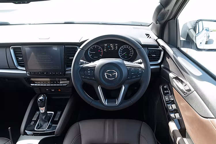 Để giảm chi phí phát triển sản phẩm, Mazda BT-50 thế hệ mới cũng chia sẻ chung nội thất với Isuzu D-Max nhưng vẫn giữ sự khác biệt. Nội thất BT-50 mới chỉ có chi tiết cần số giống D-Max. Cho phép chuyển đổi linh hoạt giữa hai chế độ dẫn động 4H/4L và vận hành nhanh hơn khi ở chế độ 4WD. Ngoài ra, phiên bản 2 cầu của Mazda BT-50 2021 còn được trang bị Khóa vi sai cầu sau điện tử.