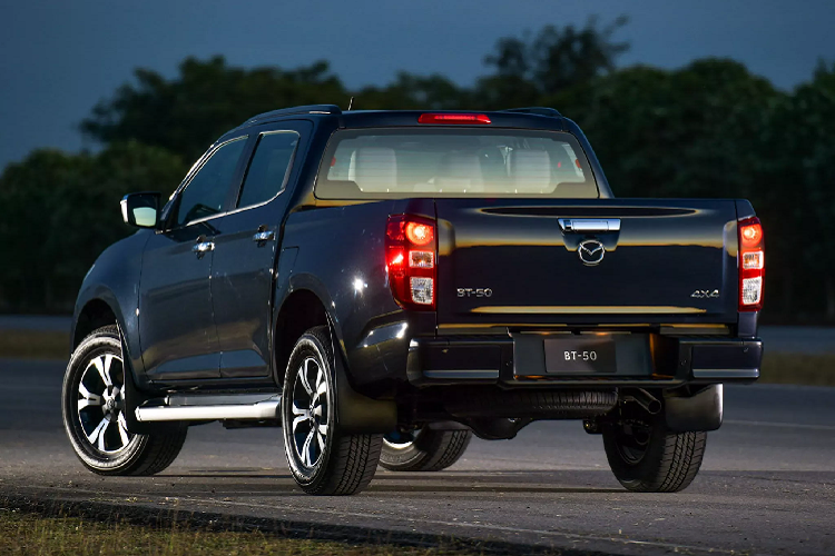 Có thể dự đoán, Mazda BT-50 2021 phiên bản máy dầu 1.9L với nhiều trang bị sẽ là sản phẩm chủ lực của dòng Mazda BT-50 2021 tại Việt Nam, khi mà phiên bản máy dầu 3.0L sẽ gánh nhiều thuế hơn, đẩy giá bán cao hơn nên khó cạnh tranh về giá so với đối thủ như Ford Ranger dùng máy 2.0L biturbo hay Toyota Hilux dùng máy 2.8L.