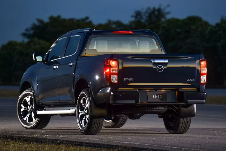 Có thể dự đoán, Mazda BT-50 2021 phiên bản máy dầu 1.9L với nhiều trang bị sẽ là sản phẩm chủ lực của dòng Mazda BT-50 2021 tại Việt Nam, khi mà phiên bản máy dầu 3.0L sẽ gánh nhiều thuế hơn, đẩy giá bán cao hơn nên khó cạnh tranh về giá so với đối thủ như Ford Ranger dùng máy 2.0L biturbo hay Toyota Hilux dùng máy 2.8L.