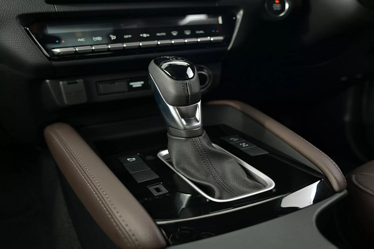 Hệ thống thông tin giải trí, bao gồm màn hình WXGA 7 inch hoặc 9 inch (tùy phiên bản) có độ nét cao, hỗ trợ kết nối điện thoại thông minh. Kết nối Apple CarPlay và Android Auto...