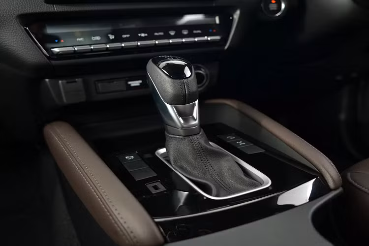 Hệ thống thông tin giải trí, bao gồm màn hình WXGA 7 inch hoặc 9 inch (tùy phiên bản) có độ nét cao, hỗ trợ kết nối điện thoại thông minh. Kết nối Apple CarPlay và Android Auto...