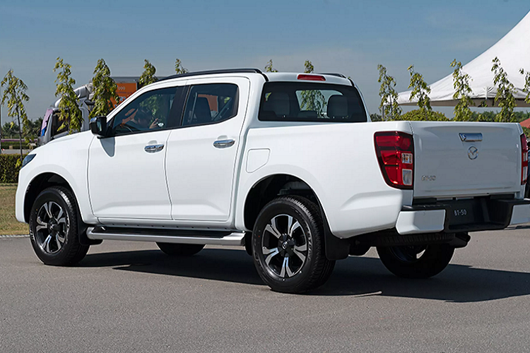 Bên cạnh động cơ 4cyl dung tích 3.0L mạnh mẽ hơn mang công suất 188 mã lực tại 3.600 vòng/ phút, và mô-men xoắn cực đại 450 Nm tại 1.600 - 2.600 vòng/phút. Sức mạnh của mẫu xe bán tải Mazda BT-50 2021 truyền xuống cầu sau hoặc bốn bánh, thông qua hộp số tự động 6 cấp hoặc sàn 6 cấp.