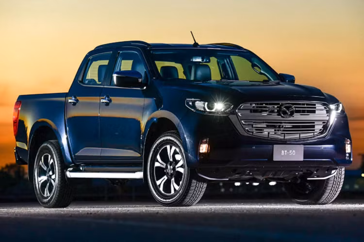 Trong phân khúc bán tải cỡ trung hiện nay, Mazda BT-50 và Isuzu D-Max là hai mẫu xe sở hữu động cơ dầu dung tích 3.0L lớn nhất trong phân khúc, vượt qua Toyota Hilux (2.8L single turbo) hay Ford Ranger (2.0L biturbo và 2.2L single turbo). Bên cạnh khả năng tăng tốc mạnh mẽ, Mazda BT-50 mới có thể lái qua vùng nước ngập 800 mm. Hệ thống treo được cải tiến, trong đó treo trước là loại treo độc lập, xương đòn kép (Double-Wishbone) và treo sau dùng loại nhíp (lò xo lá). Bên cạnh đó, khung ổn định phía trước đã được thêm vào nhằm tăng thêm độ cân bằng cho xe.