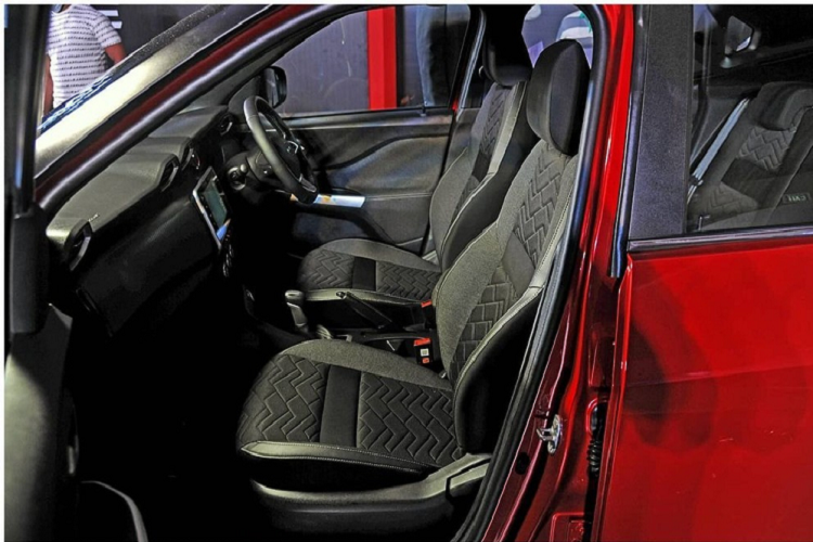 Khi mua Nissan Magnite 2021, khách hàng Ấn Độ có thể chọn 1 trong 2 loại động cơ khác nhau. Đầu tiên là động cơ xăng 3 xi-lanh, hút khí tự nhiên, dung tích 1.0 lít của Magnite 2021 tạo ra công suất tối đa 72 mã lực và mô-men xoắn cực đại 96 Nm. Kết hợp với hộp số sàn 5 cấp, động cơ tiêu thụ lượng xăng trung bình 18,75 km/lít (5,3 lít/100 km).