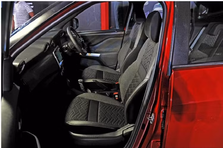 Khi mua Nissan Magnite 2021, khách hàng Ấn Độ có thể chọn 1 trong 2 loại động cơ khác nhau. Đầu tiên là động cơ xăng 3 xi-lanh, hút khí tự nhiên, dung tích 1.0 lít của Magnite 2021 tạo ra công suất tối đa 72 mã lực và mô-men xoắn cực đại 96 Nm. Kết hợp với hộp số sàn 5 cấp, động cơ tiêu thụ lượng xăng trung bình 18,75 km/lít (5,3 lít/100 km).