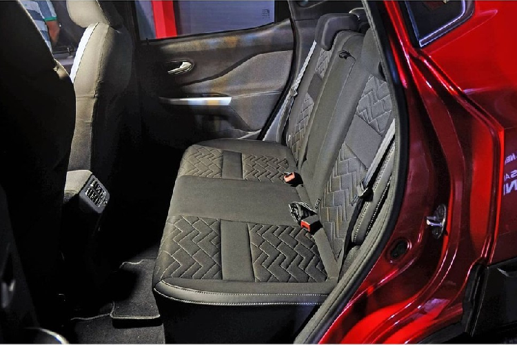 Thứ hai là động cơ xăng 3 xi-lanh, tăng áp, dung tích 1.0 lít với công suất tối đa 95 mã lực, mô-men xoắn cực đại 160 Nm và lượng nhiên liệu tiêu thụ trung bình 20 km/lít (5 lít/100 km) nếu đồng hành cùng hộp số sàn 5 cấp. Nếu đi với hộp số CVT, động cơ này có mô-men xoắn cực đại 152 Nm và tiêu thụ lượng xăng trung bình 17,7 km/lít (5,6 lít/100 km).