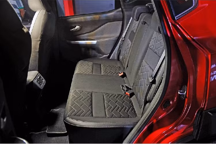 Thứ hai là động cơ xăng 3 xi-lanh, tăng áp, dung tích 1.0 lít với công suất tối đa 95 mã lực, mô-men xoắn cực đại 160 Nm và lượng nhiên liệu tiêu thụ trung bình 20 km/lít (5 lít/100 km) nếu đồng hành cùng hộp số sàn 5 cấp. Nếu đi với hộp số CVT, động cơ này có mô-men xoắn cực đại 152 Nm và tiêu thụ lượng xăng trung bình 17,7 km/lít (5,6 lít/100 km).