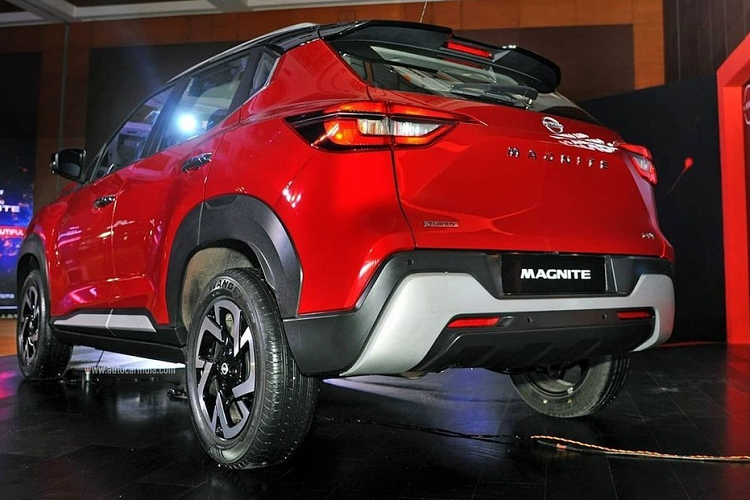 Ngoài ra, tân binh của thương hiệu Nissan còn có nẹp bao quanh thân xe màu đen, sơn ngoại thất phối 2 màu và tấm ốp gầm bên dưới cản trước/sau tạo cảm giác hầm hố. Bên trong, mẫu xe này được trang bị vô lăng đa chức năng, màn hình thông tin giải trí cảm ứng 8 inch, hỗ trợ kết nối Android Auto và Apple CarPlay không dây cũng như bảng đồng hồ kỹ thuật số với màn hình màu TFT 7 inch.