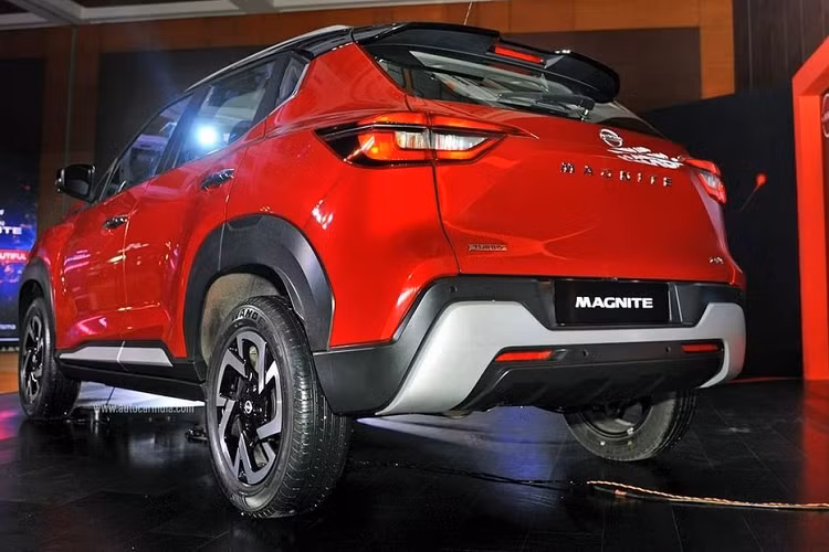 Ngoài ra, tân binh của thương hiệu Nissan còn có nẹp bao quanh thân xe màu đen, sơn ngoại thất phối 2 màu và tấm ốp gầm bên dưới cản trước/sau tạo cảm giác hầm hố. Bên trong, mẫu xe này được trang bị vô lăng đa chức năng, màn hình thông tin giải trí cảm ứng 8 inch, hỗ trợ kết nối Android Auto và Apple CarPlay không dây cũng như bảng đồng hồ kỹ thuật số với màn hình màu TFT 7 inch.