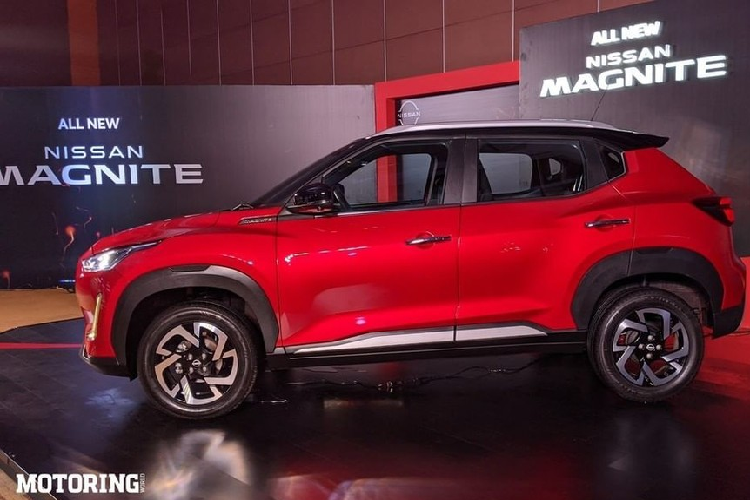  Nissan Magnite 2021 mới là mẫu SUV cỡ B được ra mắt lần đầu tiên tại thị trường Ấn Độ vào hồi cuối tháng 10 năm nay. Sau hơn 1 tháng, mẫu SUV nhỏ bé này đã được tung ra thị trường Ấn Độ với giá rẻ giật mình. Theo đó, Nissan Magnite được chia thành tổng cộng 10 phiên bản với giá bán dao động từ 499.000 - 935.000 Rupee (khoảng 156 - 292 triệu đồng). Như vậy, mẫu xe này rẻ hơn nhiều so với 2 đối thủ trực tiếp là Kia Sonet và Hyundai Venue.
