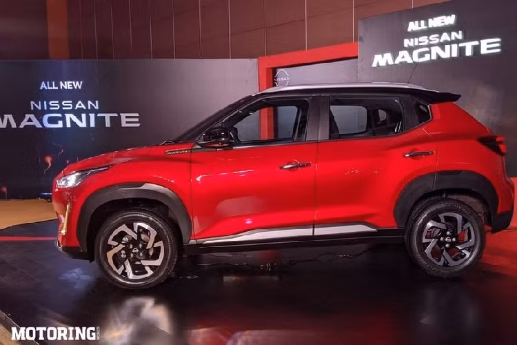  Nissan Magnite 2021 mới là mẫu SUV cỡ B được ra mắt lần đầu tiên tại thị trường Ấn Độ vào hồi cuối tháng 10 năm nay. Sau hơn 1 tháng, mẫu SUV nhỏ bé này đã được tung ra thị trường Ấn Độ với giá rẻ giật mình. Theo đó, Nissan Magnite được chia thành tổng cộng 10 phiên bản với giá bán dao động từ 499.000 - 935.000 Rupee (khoảng 156 - 292 triệu đồng). Như vậy, mẫu xe này rẻ hơn nhiều so với 2 đối thủ trực tiếp là Kia Sonet và Hyundai Venue.