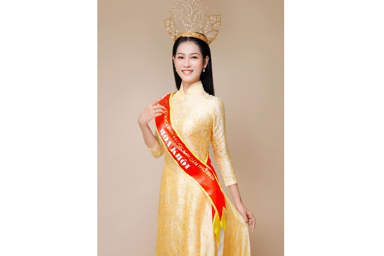 Lê Thị Tường Vy được nhiều bạn trẻ biết đến với danh hiệu Hoa khôi Đại học Nam Cần Thơ. Cô hiện là sinh viên năm thứ hai chuyên ngành Quản trị dịch vụ du lịch và lữ hành. Nữ sinh thuộc nhóm thí sinh có chiều cao nổi bật (1,75 m) ở Hoa hậu Việt Nam 2020. Tường Vy tâm sự: "Điểm mạnh của tôi là luôn giữ tinh thần lạc quan, tự tin. Tuy nhiên, điểm yếu là chưa có kinh nghiệm như nhiều thí sinh khác. Mục tiêu tôi đặt ra là vào được vòng chung kết. Đây cũng là cơ hội để tôi được gặp và giao lưu với những người bạn mới". Ảnh: NVCC. 