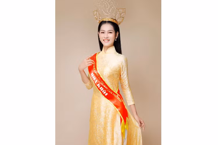 Lê Thị Tường Vy được nhiều bạn trẻ biết đến với danh hiệu Hoa khôi Đại học Nam Cần Thơ. Cô hiện là sinh viên năm thứ hai chuyên ngành Quản trị dịch vụ du lịch và lữ hành. Nữ sinh thuộc nhóm thí sinh có chiều cao nổi bật (1,75 m) ở Hoa hậu Việt Nam 2020. Tường Vy tâm sự: "Điểm mạnh của tôi là luôn giữ tinh thần lạc quan, tự tin. Tuy nhiên, điểm yếu là chưa có kinh nghiệm như nhiều thí sinh khác. Mục tiêu tôi đặt ra là vào được vòng chung kết. Đây cũng là cơ hội để tôi được gặp và giao lưu với những người bạn mới". Ảnh: NVCC. 