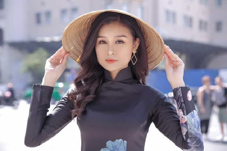 Lê Thị Phương Đoan (sinh năm 1998) từng đoạt giải Á khôi 1 cuộc thi sắc đẹp của Đại học Công nghiệp TP.HCM. Cô có chiều cao 1,71 m, gương mặt cá tính. Phương Đoan chia sẻ cô yêu thích ca hát, các bộ môn năng khiếu, tích cực tham gia hoạt động câu lạc bộ tại trường. Ảnh: NVCC.