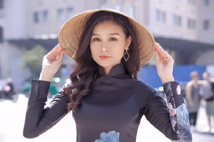 Lê Thị Phương Đoan (sinh năm 1998) từng đoạt giải Á khôi 1 cuộc thi sắc đẹp của Đại học Công nghiệp TP.HCM. Cô có chiều cao 1,71 m, gương mặt cá tính. Phương Đoan chia sẻ cô yêu thích ca hát, các bộ môn năng khiếu, tích cực tham gia hoạt động câu lạc bộ tại trường. Ảnh: NVCC.