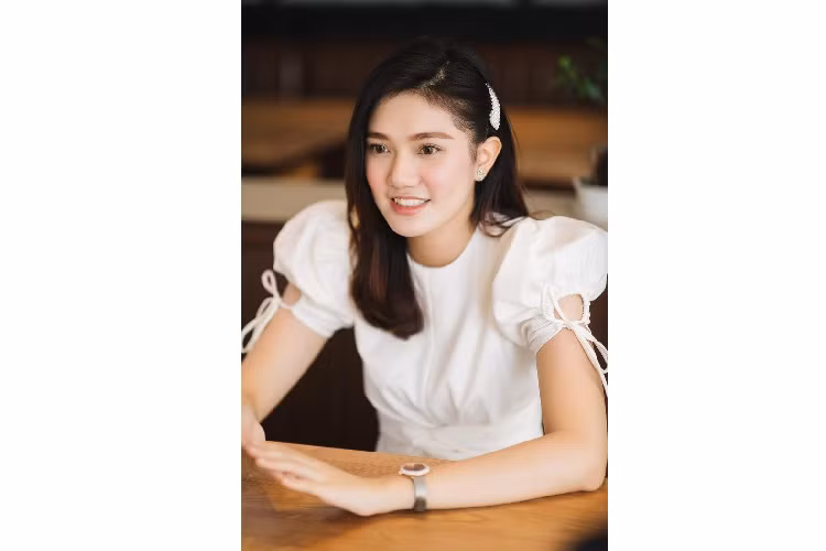 Trong 60 cô gái có mặt ở vòng thi bán kết, một số thí sinh từng giành giải hoa khôi, á khôi. Võ Ngọc Hồng Đào (sinh năm 2000) được biết đến với danh hiệu Miss Đại học Hoa Sen. Cô cao 1,72 m, có nét đẹp nữ tính. Nữ sinh chia sẻ: "Trước tiên, tôi tham gia Hoa hậu Việt Nam với mong muốn học hỏi, trau dồi kinh nghiệm. Tôi nghĩ rằng đây là sân chơi bổ ích, đặc biệt với những ai nhút nhát. Thế nhưng, tôi cũng đặt mục tiêu lọt top 5 chung cuộc để có thêm động lực". Ảnh: Nguyễn Thành. 