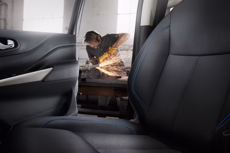 Bên trong nội thất cũng có sự khác biệt với đường chỉ khâu màu xanh tương phản trên ghế ngồi và ốp cửa. ngoài ra còn có thêm đèn chiếu sáng dưới chân. Tương tự đời cũ, Navara N-Guard được trang bị màn hình cảm ứng 8 inch NissanConnect, hỗ trợ kết nối Apple CarPlay và Android Auto. Ngoài ra còn có thêm công nghệ cập nhật phần mềm không dây và hệ thống dẫn đường GPS thế hệ mới.