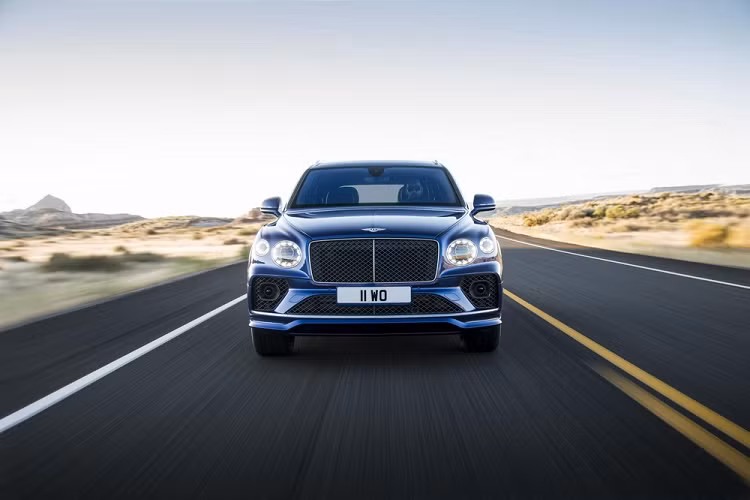 Ở phiên bản 2021, Bentley Bentayga Speed 2021 mới tiếp tục là mẫu SUV thương mại nhanh nhất thế giới. Bí quyết của mẫu SUV siêu sang này nằm ở khối động cơ W12, tăng áp kép, dung tích 6.0 lít, sản sinh công suất tối đa 626 mã lực và mô-men xoắn cực đại 900 Nm. Nhờ đó, Bentley Bentayga Speed 2021 có thể tăng tốc từ 0-100 km/h trong thời gian chỉ 3,9 giây và đạt vận tốc tối đa 309 km/h.