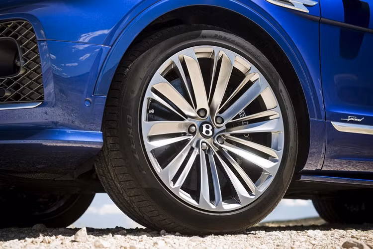 Trên thực tế, những thông số vận hành của Bentley Bentayga Speed 2021 không thay đổi so với phiên bản cũ. Tuy nhiên, bấy nhiêu đó thôi cũng đủ để Bentley Bentayga Speed 2021 vượt qua Lamborghini Urus vốn sở hữu vận tốc tối đa 305 km/h. Bù lại, Lamborghini Urus lại có thời gian tăng tốc từ 0-100 km/h trong thời gian chỉ 3,6 giây.