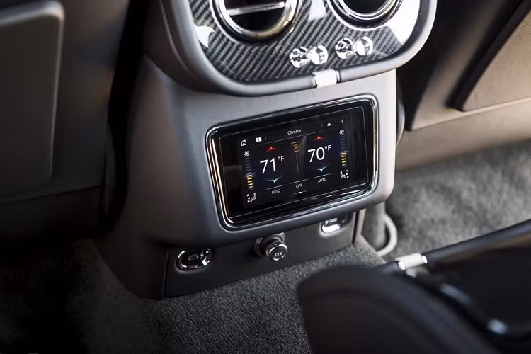 Bước vào bên trong Bentley Bentayga Speed 2021, người lái sẽ thấy không gian khá giống với bản thường. Đây là nơi trú ngụ của hệ thống thông tin giải trí với màn hình cảm ứng 10,9 inch lớn hơn trước và bảng đồng hồ kỹ thuật số tiêu chuẩn.