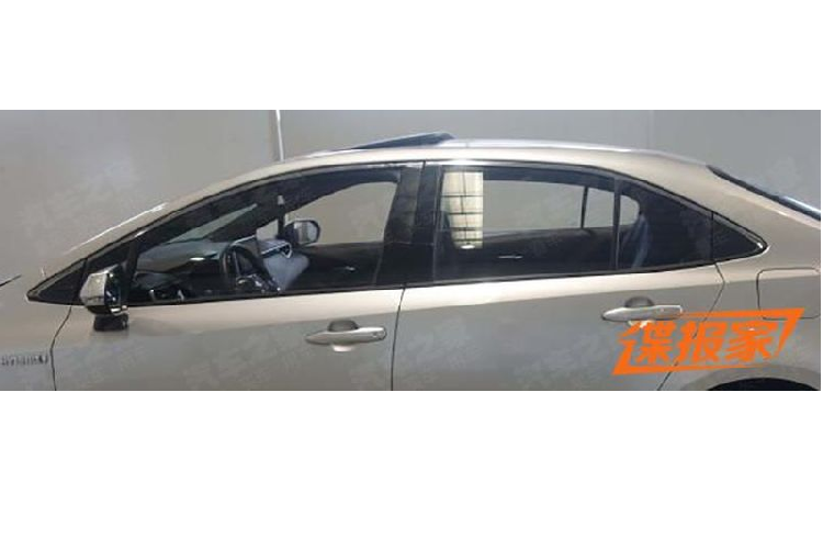 Tiếp đến là khu vực thân xe với một số thay đổi đáng chú ý. Dễ dàng nhận thấy nhất là bộ khuếch tán với thiết kế táo bạo và mạnh mẽ hơn, khá giống với phiên bản Corolla XSE hiện đang được bán tại thị trường Mỹ. Nằm ngay phía trên vị trí của bộ khuếch tán này là một chi tiết lưới đen tương đối hầm hố.