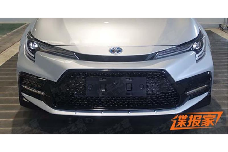 Thay đổi đáng chú ý tiếp theo trên Toyota Corolla thế hệ mới là bộ lưới tản nhiệt nằm ở đầu xe với thiết kế mặt lưới đen hầm hố cùng các đường viền bao quanh được sơn đen bóng đầy cuốn hút. Cản trước cũng được làm góc cạnh hơn với các khe hút gió sơn đen toàn bộ và đèn sương mù nằm ngang.
