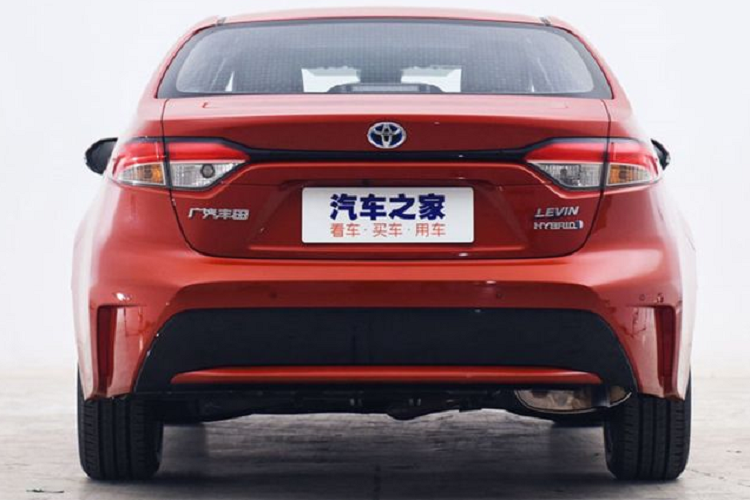 Có thể nhận thấy Toyota Corolla 2021 phiên bản nâng cấp Facelift được sửa đổi khá nhiều ở thiết kế đầu xe và đuôi xe. Tuy nhiên, trang bị động cơ của xe vẫn không có gì thay đổi và tiếp tục được dựa trên nền tảng TNGA (Toyota New Global Architecture) của Toyota.