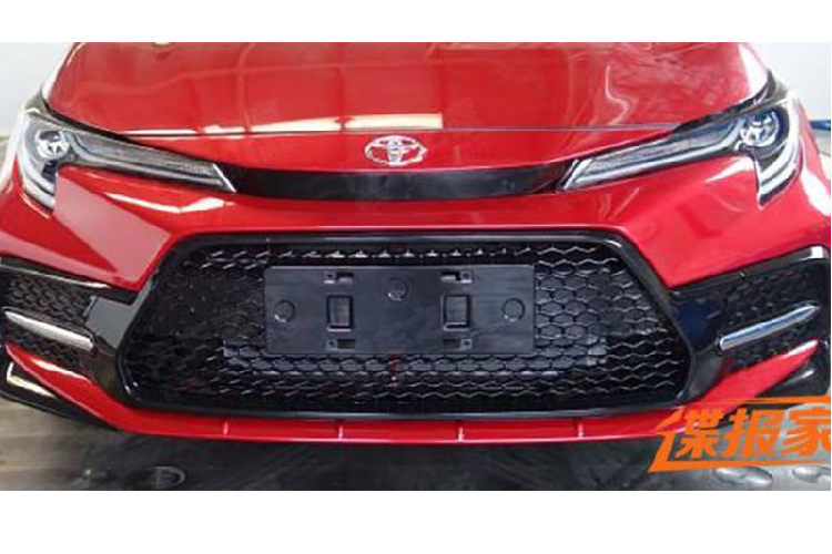 Tuy nhiên, đồ họa của cụm đèn này dường như đã được sửa đổi, kết hợp với dải đèn chạy ban ngày LED đầy tinh tế. Ngoài ra, logo Toyota đặc trưng đã được di chuyển lên vị trí mui xe, thay vì nằm giữa cụm đèn pha ở 2 bên đầu xe như phiên bản hiện tại.