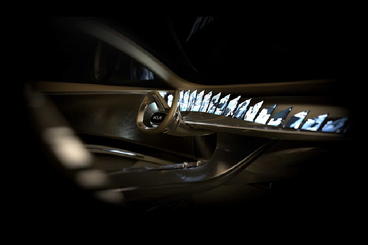Mẫu xe điện mới là sản phẩm hợp tác giữa Kia và hãng sản xuất siêu xe Rimac. Xe được phát triển trên nền tảng module E-GMP thông dụng với hệ thống sạc 800 volt giống Porsche Taycan.