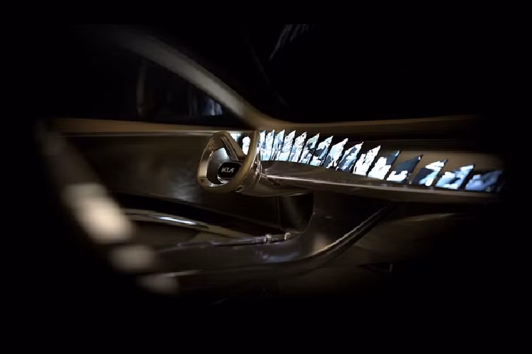 Mẫu xe điện mới là sản phẩm hợp tác giữa Kia và hãng sản xuất siêu xe Rimac. Xe được phát triển trên nền tảng module E-GMP thông dụng với hệ thống sạc 800 volt giống Porsche Taycan.