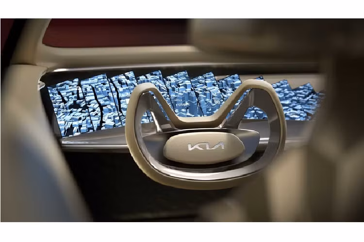 Nếu thông tin này chính xác, mẫu xe điện mới của Kia sẽ không giống bất cứ crossover nào của hãng hiện nay. Phần đuôi xe kéo dài, mui xe vuốt cong cùng lưới tản nhiệt hình mũi hổ cách điệu. Biến thể hiệu suất cao được trang bị thêm body kit thể thao, la-zăng độc đáo và nhiều chi tiết trang trí sặc sỡ.