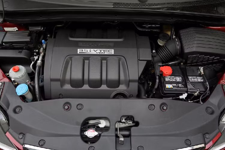 Những thay đổi nội thất gồm kiểm soát khí hậu nâng cấp, thảm trải sàn 3 màu, cổng USB thắp sáng (từ bản EX trở lên), ghế thiết kế lại với chỉ khâu tương phản, hỗ trợ thắt lưng với hàng ghế trước, bọc da đen bóng và đục lỗ thoát khí (bản Elite).