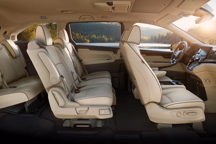 Tính năng này hữu ích cho xe gia đình, tránh trường hợp bỏ quên trẻ nhỏ hoặc thú cưng trên xe. Odyssey mới sẽ xuất hiện tại triển lãm New York Auto Show 2020 trong tháng 4. Giá xe Honda Odyssey 2021 sẽ được công bố sau nhưng dự kiến sát với bản cũ, khởi điểm từ 30.790 USD.