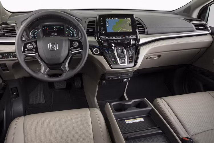 Ngoại thất được nâng cấp với đèn pha LED mới và mạnh hơn, lưới tản nhiệt sơn đen kèm theo dải chrome sáng bóng. Phần dưới mặt trước cũng được làm lại, đèn sương mù nâng cấp.