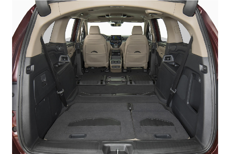 Nói chung, mẫu xe minivan Honda Odyssey 2021 có thiết kế thu hút hơn Odyssey 2020, thêm nhiều chi tiết sơn đen bóng và dải chrome. Bản Odyssey Elite 2021 dùng la-zăng 19 inch mới và gương chiếu hậu chống chói tự động.