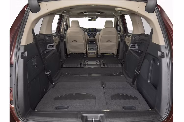 Nói chung, mẫu xe minivan Honda Odyssey 2021 có thiết kế thu hút hơn Odyssey 2020, thêm nhiều chi tiết sơn đen bóng và dải chrome. Bản Odyssey Elite 2021 dùng la-zăng 19 inch mới và gương chiếu hậu chống chói tự động.