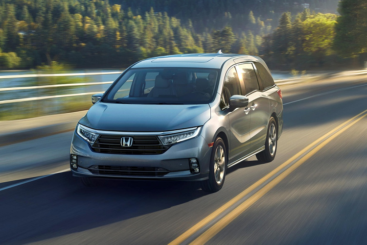 Trong mảng minivan, Honda đang phải cạnh tranh với Chrysler. Trong khi đối thủ Mỹ vừa ra mắt Pacifica 2021 với dẫn động AWD và biến thể hybrid, Honda Odyssey 2021 mới chưa có AWD. Odyssey 2021 làm mới phần đầu xe, nâng cấp nội thất, thêm tính năng nhắc tài xế có người ngồi hàng ghế sau.
