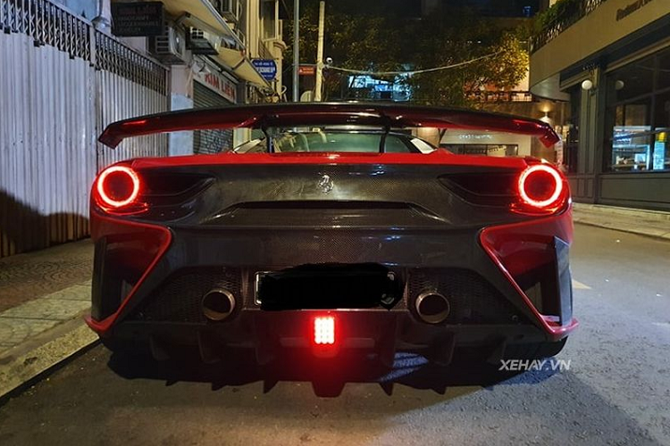 Vòng ra phía sau, đây là "đất diễn" của nhà độ Pogea Racing với bộ cản sau đã được làm lại bằng sợi carbon, đuôi xe cũng được cắt xẻ lại hầm hố hơn hẳn. Bên cạnh đó, xe còn được trang bị cặp ống xả hiệu suất đặt ngay ngoài biển số xe và các cánh gió cỡ lớn khí động học.