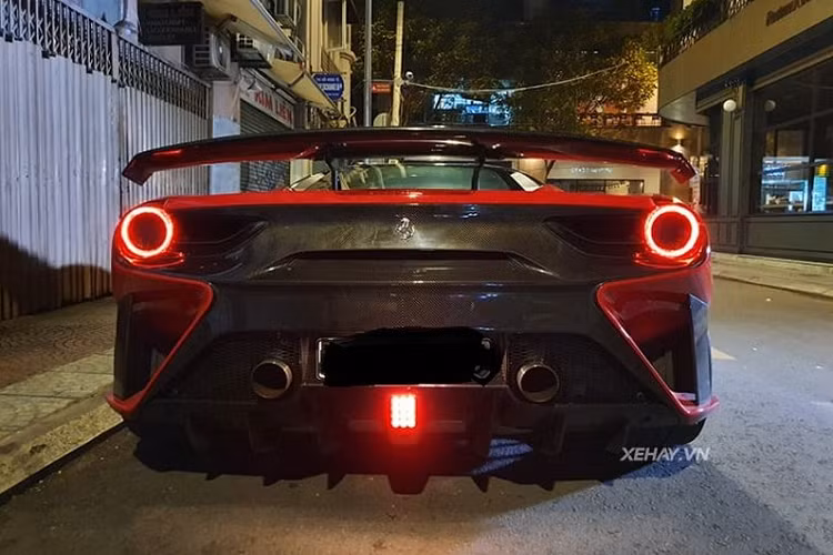 Vòng ra phía sau, đây là "đất diễn" của nhà độ Pogea Racing với bộ cản sau đã được làm lại bằng sợi carbon, đuôi xe cũng được cắt xẻ lại hầm hố hơn hẳn. Bên cạnh đó, xe còn được trang bị cặp ống xả hiệu suất đặt ngay ngoài biển số xe và các cánh gió cỡ lớn khí động học.