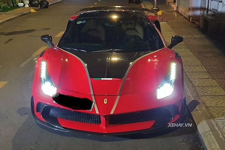 Sở hữu bộ cánh đỏ rực lại thêm các chi tiết độ độc đáo, siêu xe Ferrari 488 GTB của Mansory và Pogea Racing trong bài viết này luôn thu hút sự chú ý của tất cả người đi đường mỗi khi xuất hiện trên phố. Tại Việt Nam, hiện có khoảng 10 chiếc 488 GTB nhưng không có chiếc nào khác được độ hầm hố như chiếc này.