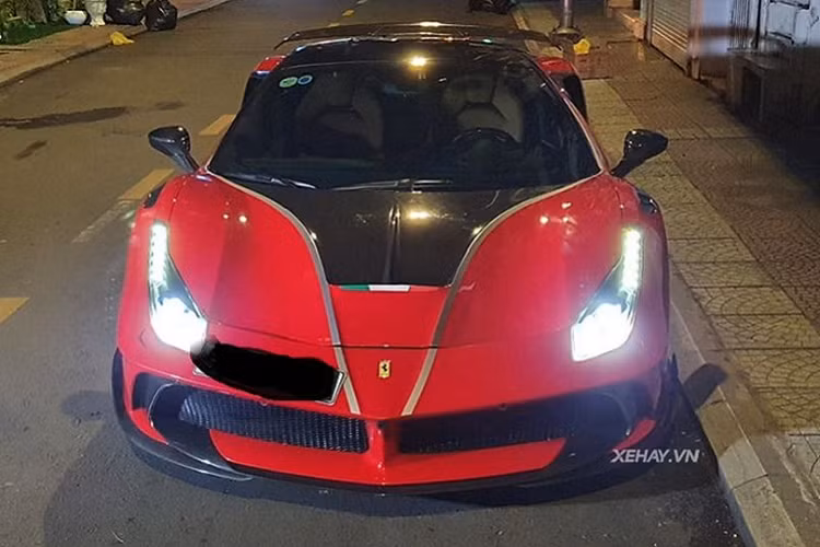 Sở hữu bộ cánh đỏ rực lại thêm các chi tiết độ độc đáo, siêu xe Ferrari 488 GTB của Mansory và Pogea Racing trong bài viết này luôn thu hút sự chú ý của tất cả người đi đường mỗi khi xuất hiện trên phố. Tại Việt Nam, hiện có khoảng 10 chiếc 488 GTB nhưng không có chiếc nào khác được độ hầm hố như chiếc này.