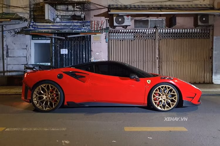 Sức mạnh được gửi đến các bánh xe thông qua hộp số ly hợp kép 7 tốc độ giúp "siêu ngựa" tăng tốc từ 0 - 100 km/h chỉ trong 3 giây trước khi đạt vận tốc tối đa 330 km/h. Giá xe Ferrari 488 GTB đã qua sử dụng tại Việt Nam hiện này khoảng hơn 10 tỷ đồng.