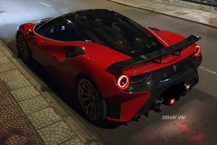 Siêu phẩm này đang thuộc sở hữu của một tay chơi xe kín tiếng trong Sài Gòn. Phần đầu xe do Mansory chịu trách nhiệm, rất khác biệt với nhiều bộ phận làm từ sợi carbon như nắp ca-pô, cản va trước, cánh lướt gió...Các hốc gió cỡ lớn bên hông và vỏ gương chiếu hậu cũng được bọc trong vật liệu sợi carbon.