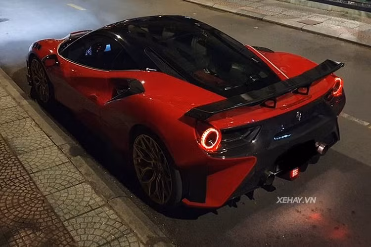 Siêu phẩm này đang thuộc sở hữu của một tay chơi xe kín tiếng trong Sài Gòn. Phần đầu xe do Mansory chịu trách nhiệm, rất khác biệt với nhiều bộ phận làm từ sợi carbon như nắp ca-pô, cản va trước, cánh lướt gió...Các hốc gió cỡ lớn bên hông và vỏ gương chiếu hậu cũng được bọc trong vật liệu sợi carbon.