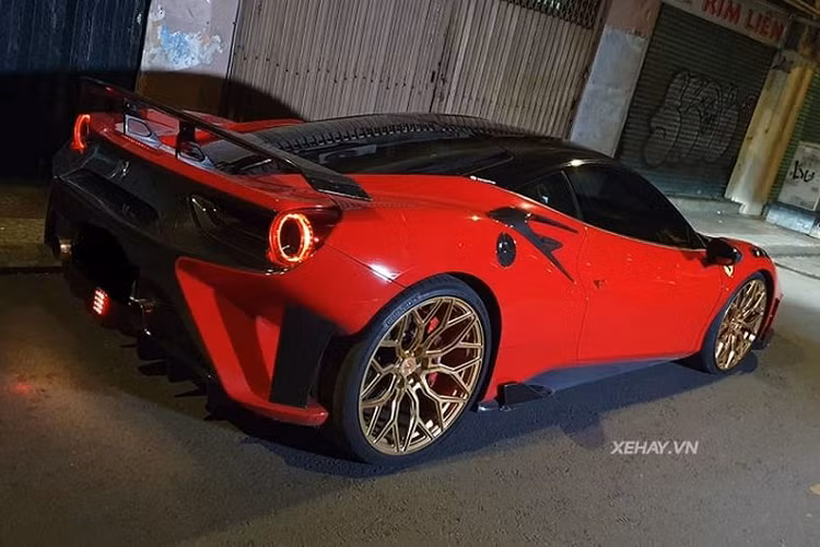 Điểm nổi bật nhất của chiếc Ferrari 488 GTB độ khủng này nằm ở bộ mâm đa chấu sơn vàng chói hiệu Vossen kết hợp lốp siêu mỏng vô cùng thể thao giúp tăng độ bám đường, đi kèm là kẹp phanh màu đỏ cùng tông thân xe.